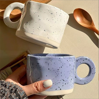 Tasse à Café et Thé Nordique en Porcelaine en Gros, Design à Points Noirs Mouchetés, Anse Anneau, Tasse à Thé Nordique en Céramique Blanche