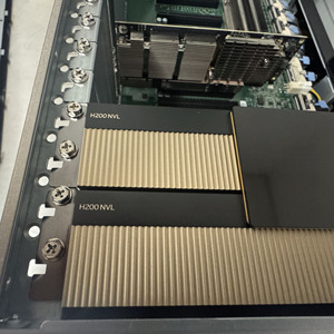 การ์ดเร่งประมวลผล AI HPC ราคาโรงงาน PCIe 141GB HBM3e สถาปัตยกรรม Hopper H 200 สำหรับศูนย์ข้อมูล การฝึกอบรม และการอินเฟอเรนซ์ - Product Image 4