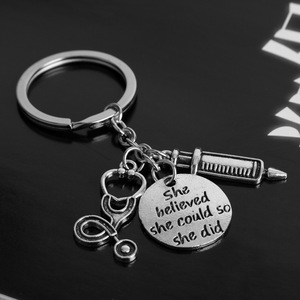 Porte-clés Infirmière Médecin « Elle Croyait <span class=keywords><strong>Qu</strong></span>'elle Peut, <span class=keywords><strong>Donc</strong></span> Elle L'a <span class=keywords><strong>Fait</strong></span> » – Bijou Inspirant avec Injecteur et Stéthoscope – Cadeau Idéal - Product Image 2