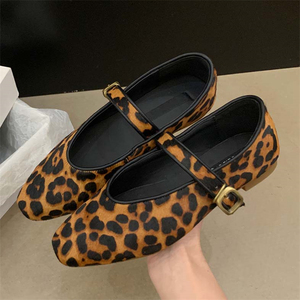 รองเท้าแตะแบบสวมสำหรับผู้หญิง คุณภาพสูง ลายเสือดาว สำหรับฤดูร้อน ปี 2025  แบบสวมปิดนิ้วเท้า ระบายอากาศได้ดี พื้นกันลื่น เหมาะสำหรับฤดูใบไม้ร่วงและฤดูใบไม้ผลิ - Product Image 3