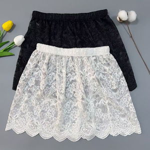 Un incontournable pour les tenues superposées, cette jupe midi pour femme avec bordure en dentelle s'accorde parfaitement avec un pull, dotée d'une fausse ourlet. - Product Image 1