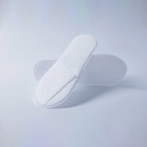Pantoufles d'hôtel jetables en tissu non tissé de spa blanc personnalisé 100% dégradables et antidérapantes - Product Image 1