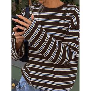 Pull court à col rond rayé noir et abricot à larges rayures pour femmes - Product Image 3