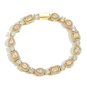Bracciale in Ottone Placcato Oro 18K con Zirconi 5A a Forme Geometriche Multiple, Chiusura a Molla, Gioiello di Moda Raffinato per Donne e Uomini - Product Image 1