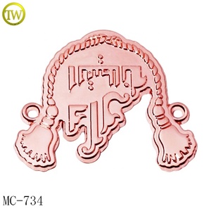 Approvisionnement d'usine émail lettre ronde étiquette étiquettes fabricant <span class=keywords><strong>creux</strong></span> logo marque vêtement couture logo plaque avec trous - Product Image 6