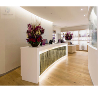 Panneau d'éclairage intégré sur mesure, design en pierre artificielle blanche, comptoir d'accueil à LED pour hôtel, usage commercial