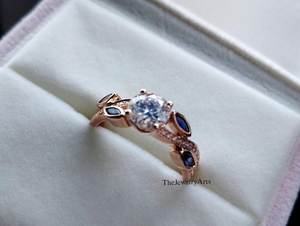 Anillo de Compromiso de Moissanita en Oro Rosa de 24K, Corte Redondo, Diseño de Enredadera Trenzada, Anillo de Promesa con Zafiro Azul, Anillo Delicado para Mujer, Regalo - Product Image 3