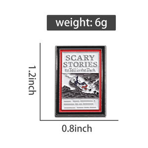 Broche en métal plaqué argent racontant des histoires effrayantes en émail foncé livre d'histoires d'horreur imprimé en typographie sac à dos épingle à badge - Product Image 2