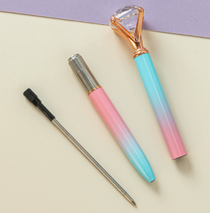 Bolígrafo de punta redonda azul degradado a morado con cristal de diamante en la parte superior y clip metálico en oro rosa. - Product Image 5