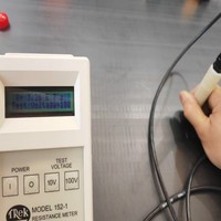 Prix usine POM avec service de traitement de coupe ESD antistatique POM feuille de plastique CNC pièces d'usinage noir et blanc
