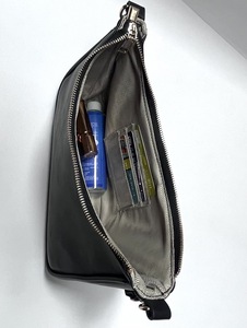 Sac à <span class=keywords><strong>bandoulière</strong></span> tendance 2026 en <span class=keywords><strong>cuir</strong></span> PU pour <span class=keywords><strong>femme</strong></span> avec logo personnalisé ODM, fermeture éclair et sangle unique, idéal été/hiver - Product Image 4