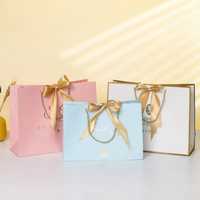 Sacs cadeaux en papier de luxe personnalisés avec poignée en ruban et impression de logo pour l'emballage de détail