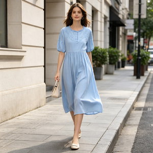 Robe d'été bleu clair avec broderie, manches bouffantes, coupe trapèze, longueur midi, ajustement ample, taille élastique, encolure à volants, robe décontractée d'été - Product Image 3