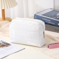 Pochette de maquillage matelassée en duvet, douce et moelleuse, sac de rangement pour le maquillage de voyage, imperméable, matelassé, léger, sac à main gonflé