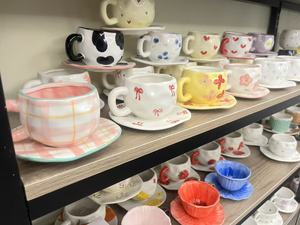 Juego de Taza y Plato de Cerámica con Diseño Floral Pintado a Mano, Diseño Novedoso con Bandeja Irregular para Té de la Tarde o Leche - Product Image 3