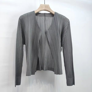 Abrigo Casual de Mujer, Elegante, Negro, Delgado, de Alta Calidad, con Pliegues, Manga Larga, Ecológico, Transpirable, Antiencogimiento, 100% Poliéster - Product Image 4