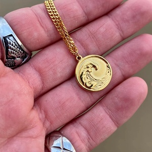 MECYLIFE Gioielli Bohemien alla Moda, Collana a Onda in Acciaio Inossidabile Placcato Oro 18K, Collana con Moneta, Collana da Uomo a Tema Oceano per Surfisti - Product Image 1