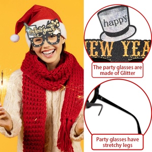 Lunettes de fête scintillantes noires, dorées et argentées pour le Nouvel An – Accessoire de mode pour le réveillon du Nouvel An et la décoration de photomaton - Product Image 4