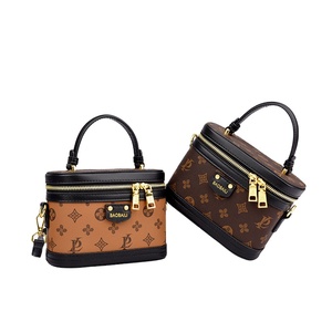 Borsa da Donna Multifunzionale alla Moda Modello 2025 Stile quadrato. Con motivi geometrici. - Product Image 1