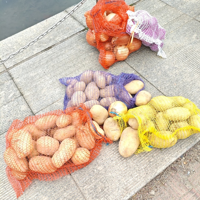 Orange Mesh Bags Plastic Raschel Mesh Bags  Trade Assurance Factory 20kg Mesh Bag for Packing Fresh Garlic