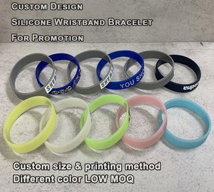 Bracelets en silicone personnalisés à bas prix pour la publicité, bracelets souples en caoutchouc avec logo en creux - Product Image 4