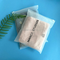 Sacs à fermeture éclair en plastique mat givré réutilisables personnalisés, imperméables et durables pour l'emballage de vêtements