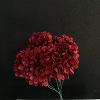 Susunan Dekorasi Aula Pernikahan Gaya Cina Seri Merah YHM dengan Bunga Artifisial Mawar, Hydrangea, Phalaenopsis, dan Camellia - Seni Pengaturan Gaya