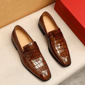 Mocasines de Hombre de Alta Calidad, Cuero Vacuno Repujado con Patrón de Cocodrilo, Goma Antideslizante, Proceso de Ribeteado Delicado, Ferragamos - Product Image 1