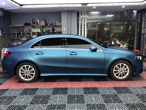 Rouleau de vinyle d'enveloppe de voiture bleu de qualité professionnelle avec base en PET à changement de couleur anti-rayures résistant aux UV pour film d'emballage de carrosserie de voiture - Product Image 3