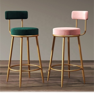 Tabourets <span class=keywords><strong>de</strong></span> <span class=keywords><strong>bar</strong></span> modernes en velours avec dossier, pieds en métal doré, chaises <span class=keywords><strong>de</strong></span> <span class=keywords><strong>bar</strong></span> rondes avec repose-pieds pour îlot <span class=keywords><strong>de</strong></span> cuisine et <span class=keywords><strong>bar</strong></span> à domicile - Product Image 1