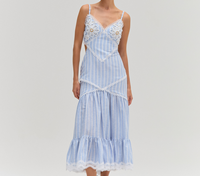 Robe midi tendance à col mandarin en lin marin avec découpes en dentelle, taille naturelle et broderies faites main, idéale pour les tenues de vacances