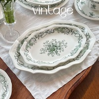 Service de table en céramique de haute qualité, style européen classique, motif floral en relief, vert olive, assiettes et bols.