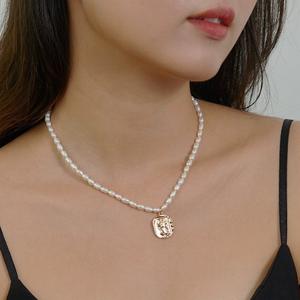 Collar de Perlas de Agua Dulce Naturales Versátiles Vintage 2023, Cadena de Clavícula Versátil de Marca Cuadrada, Nuevo Diseño de Temporada con Forma de Arroz - Product Image 2