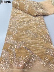 Dentelle guatémaltèque de haute qualité, perles et paillettes faites à la main de style floral pour les fêtes et les mariages - Product Image 2