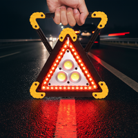 Lampe de travail LED triangulaire rechargeable SevenShine jaune et rouge, alimentée par énergie solaire, de qualité professionnelle pour l'entretien routier