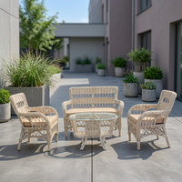 Ensemble de salon d'extérieur en rotin blanc avec canapé, fauteuil et table basse en verre pour terrasse