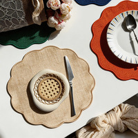 Vente en gros de sets de table en tissu en forme de fleur, style luxueux, brodés, isolants thermiquement, élégants, pour la décoration de table à manger