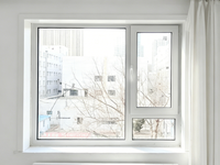 Ventana Abatible Moderna de Aluminio con Rotura de Puente Térmico, Vidrio Doble Aislante y Resistente al Agua para Edificios y Villas