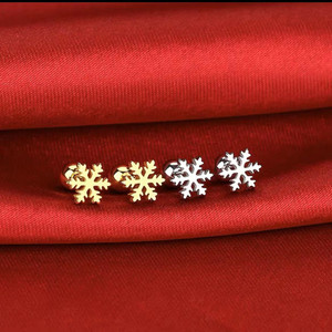 ต่างหูแบบติดหูและแบบเกลียวลายเกล็ดหิมะ ทำจากสแตนเลสสตีลชุบทอง 18K PVD สำหรับผู้หญิง |   ป้องกันการแพ้ กันน้ำ และทนทาน - Product Image 2