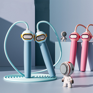 <span class=keywords><strong>Corde</strong></span> à <span class=keywords><strong>sauter</strong></span> <span class=keywords><strong>pour</strong></span> enfants en gros, spéciale maternelle, motif astronautes de dessin animé, anti-nœuds, articles de sport - Product Image 1