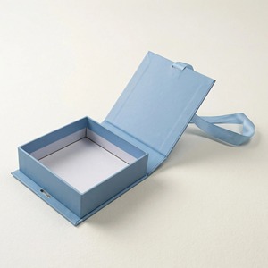 Scatole Regalo Pieghevoli di Lusso in Carta Piatta Bianca con Logo Personalizzato in Cartone Riciclato e Chiusura Magnetica con Nastro Bianco - Product Image 4