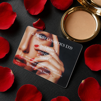 Cartes de visite noires personnalisées avec photo pleine page et texte en police serif pour les ensembles de cartes de marques de cosmétiques et de beauté