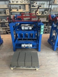Machine à Briques 4-<span class=keywords><strong>35</strong></span> à Conception Mécanique Optimisée, Très Demandée à Antigua et Utilisable pour la Fabrication <span class=keywords><strong>de</strong></span> Blocs <span class=keywords><strong>de</strong></span> <span class=keywords><strong>Ciment</strong></span> - Product Image 3