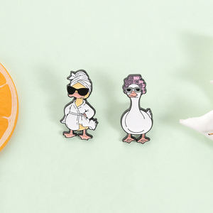 Broches de Esmalte con Forma de Animales para Baño, Ganso con Gafas de Sol, Pato con Toalla, Joyería al por Mayor - Product Image 2