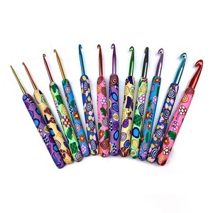Lot de 12 crochets à crochet en argile polymère à motifs de dessins animés colorés, aiguilles en aluminium à long manche souple pour la poterie, tricot de pulls DIY - Product Image 2