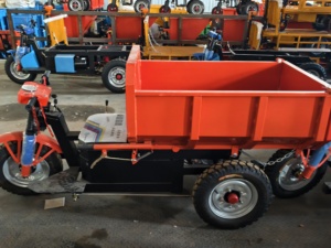 Chariot à benne basculante électrique industriel à trois roues, cadre en acier rouge, plateforme avec revêtement en poudre, pneus tout-terrain, conception durable - Product Image 5