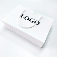 Sac cadeau en papier blanc de luxe en matériau kraft biodégradable personnalisé pour l'emballage de chaussures pour les petites entreprises avec logo personnalisé