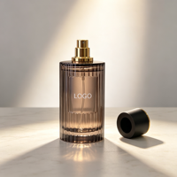 Vente en gros de flacons de parfum en verre vides personnalisés de 100 ml, avec pulvérisateur à pompe côtelé, bouchon noir et or, cylindre, boîte cadeau avec marquage à chaud