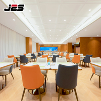Ensemble de table et de chaises de restaurant J2S, mobilier commercial pour restaurant, chaises de restaurant rembourrées pour projets hôteliers, design d'intérieur