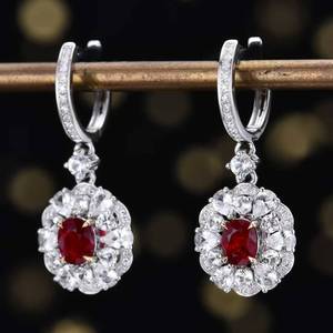 Pendientes Colgantes de Oro de 18K con Rubí Natural de 0.83ct, Adornados con 58 Diamantes y 26 Zafiros Blancos para Banquete de Boda - Product Image 2